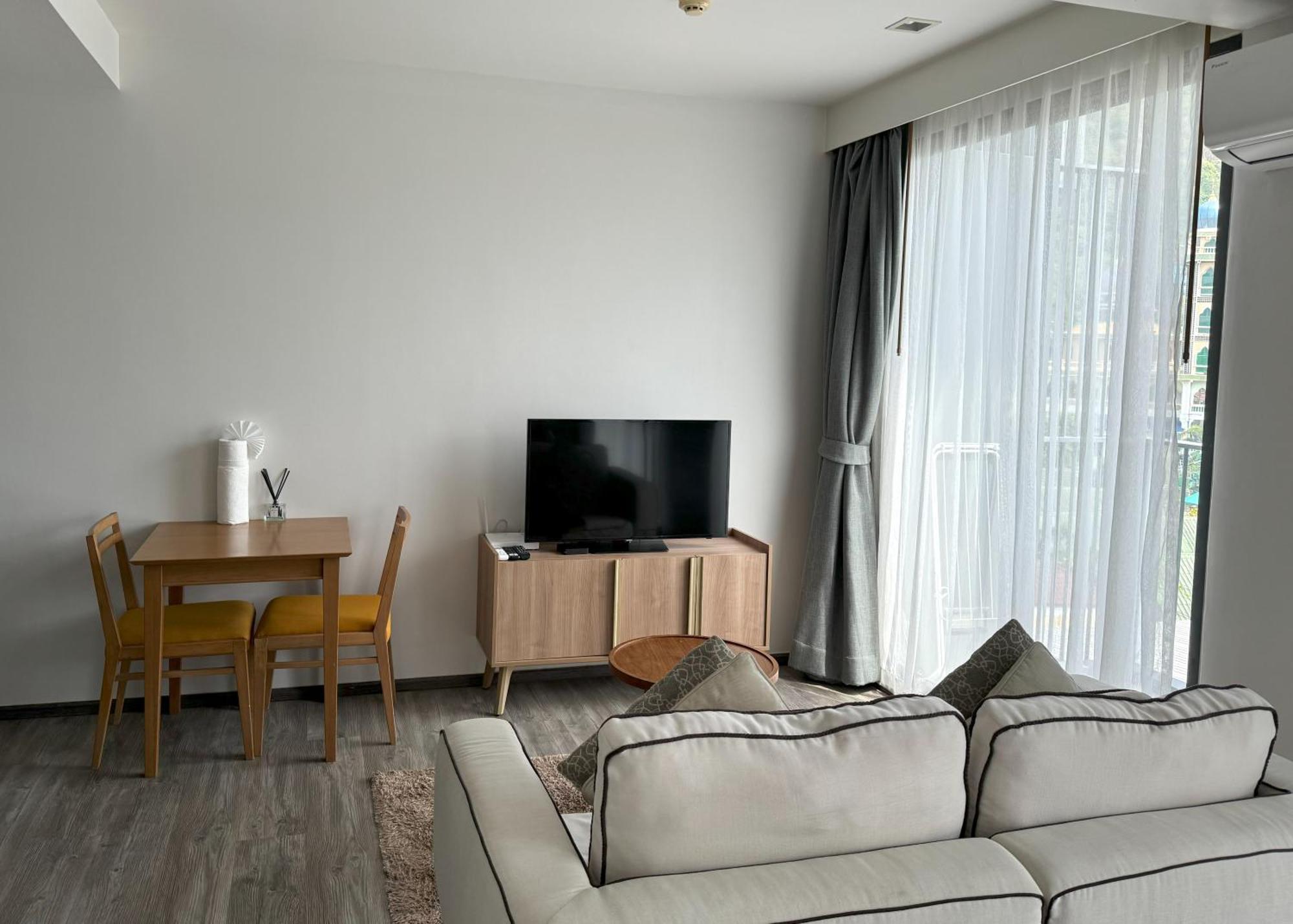 The Deck Condominium By Lofty Patong 객실 사진